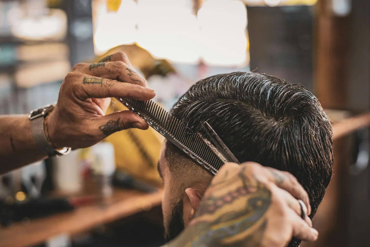 Homme se faisant couper les cheveux chez un coiffeur 