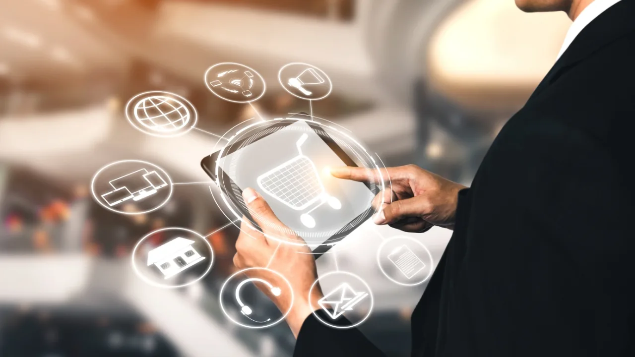 Personne tenant un smartphone avec des icônes de technologie et d’applications en surimpression