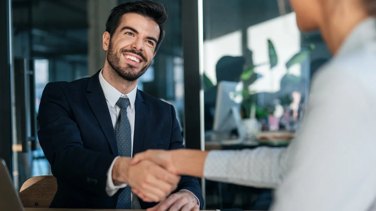Poignée de main entre deux professionnels, symbole d’un accord ou partenariat