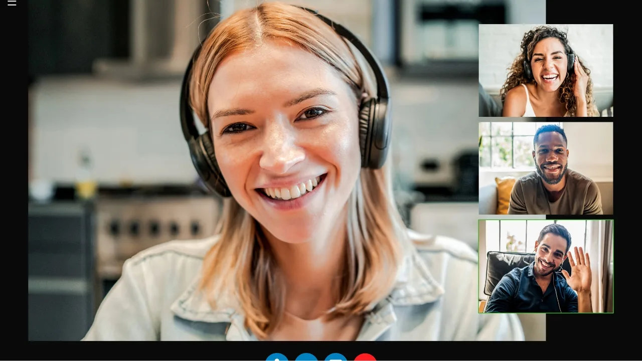 Femme souriante en visioconférence avec un casque micro et plusieurs participants à l’écran