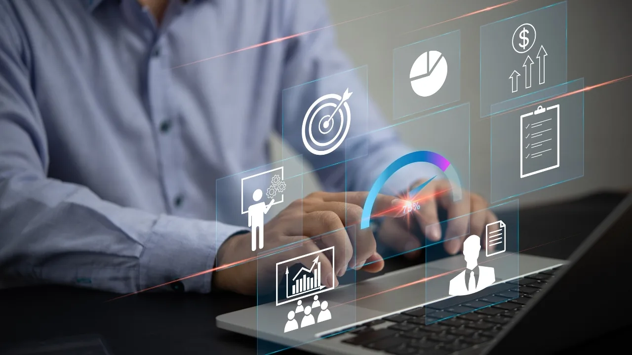 Main interagissant avec une interface digitale affichant des icônes de services et de performance