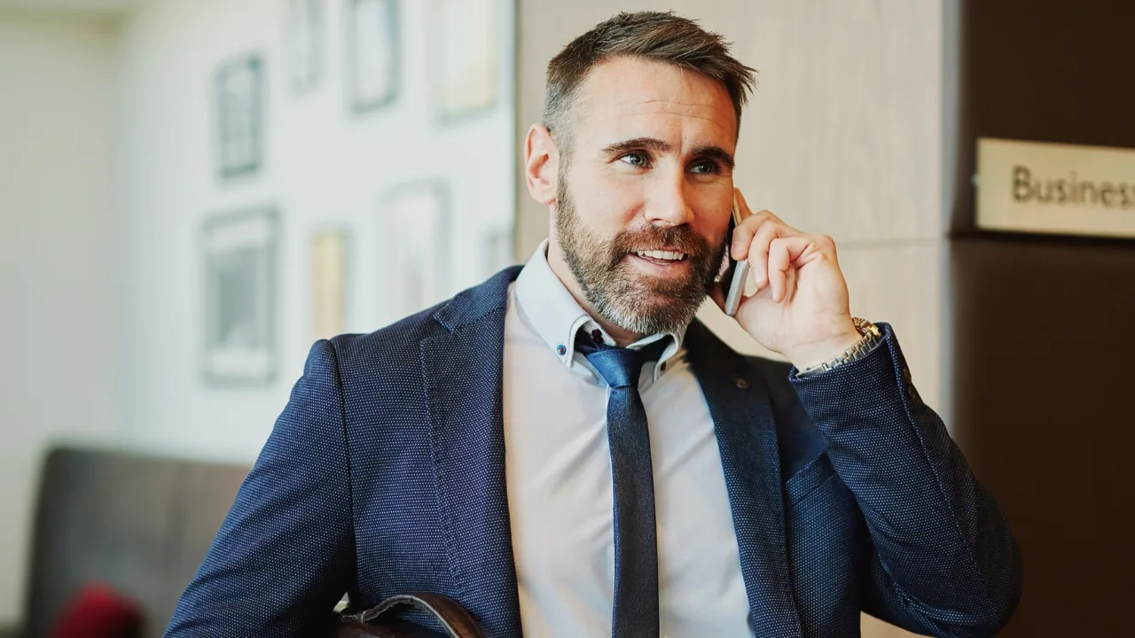 Homme d’affaires en costume au téléphone dans un environnement de bureau