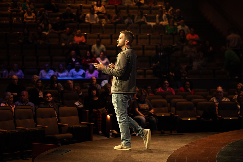 Collin Smith putting on a masterclass of Weekend Hosting. 