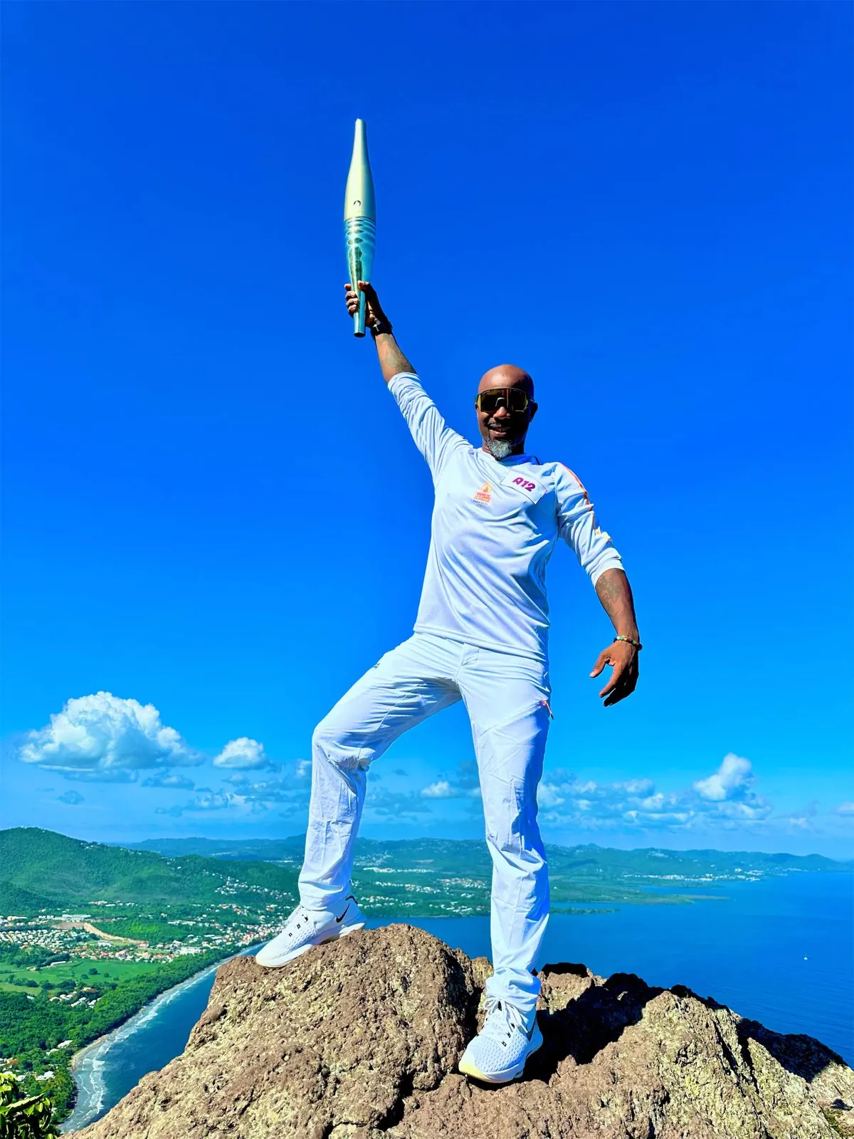 Le coach Gino Fidelin au sommet d'une randonnée en Martinique