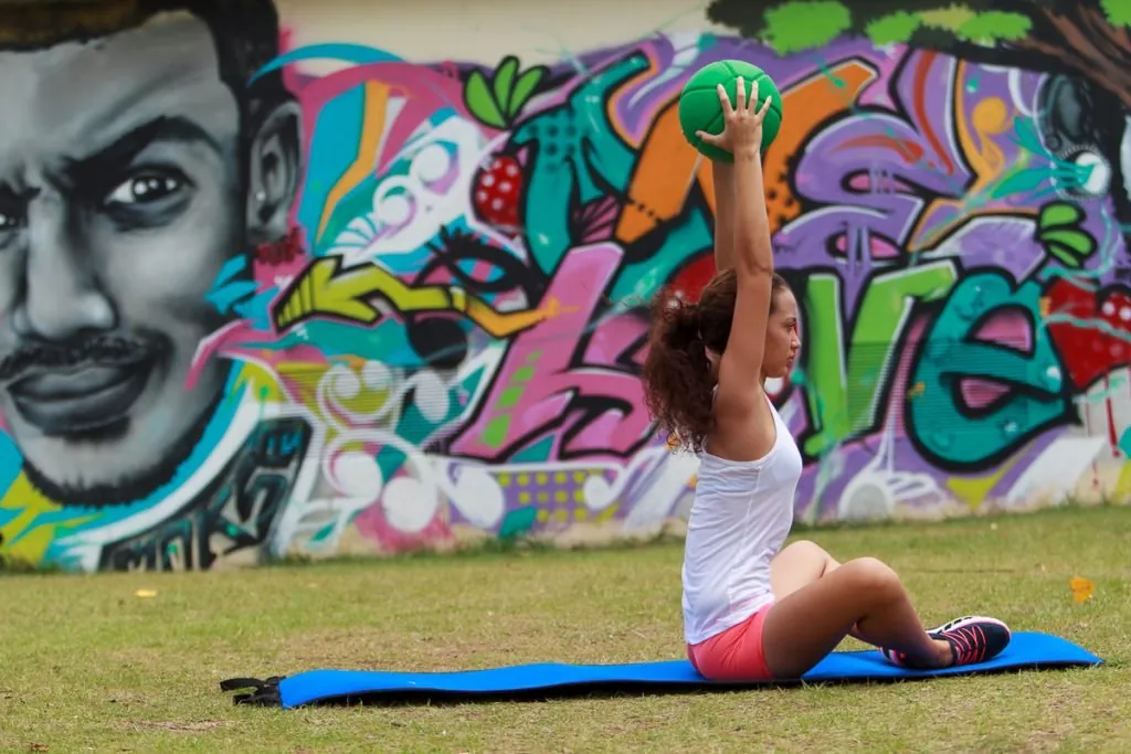 Exercice au sol avec médecine-ball, programme fitness débutant