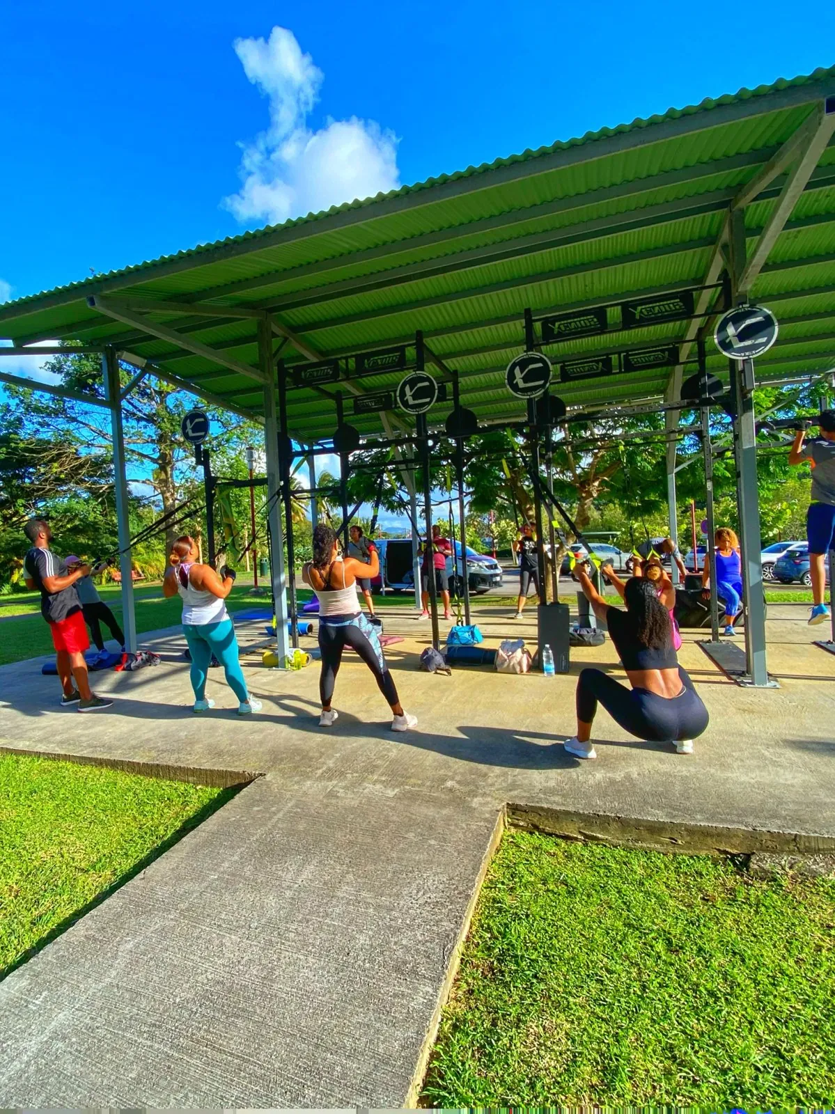 Séance de renforcement en groupe sur une aire de fitness extérieure en Martinique