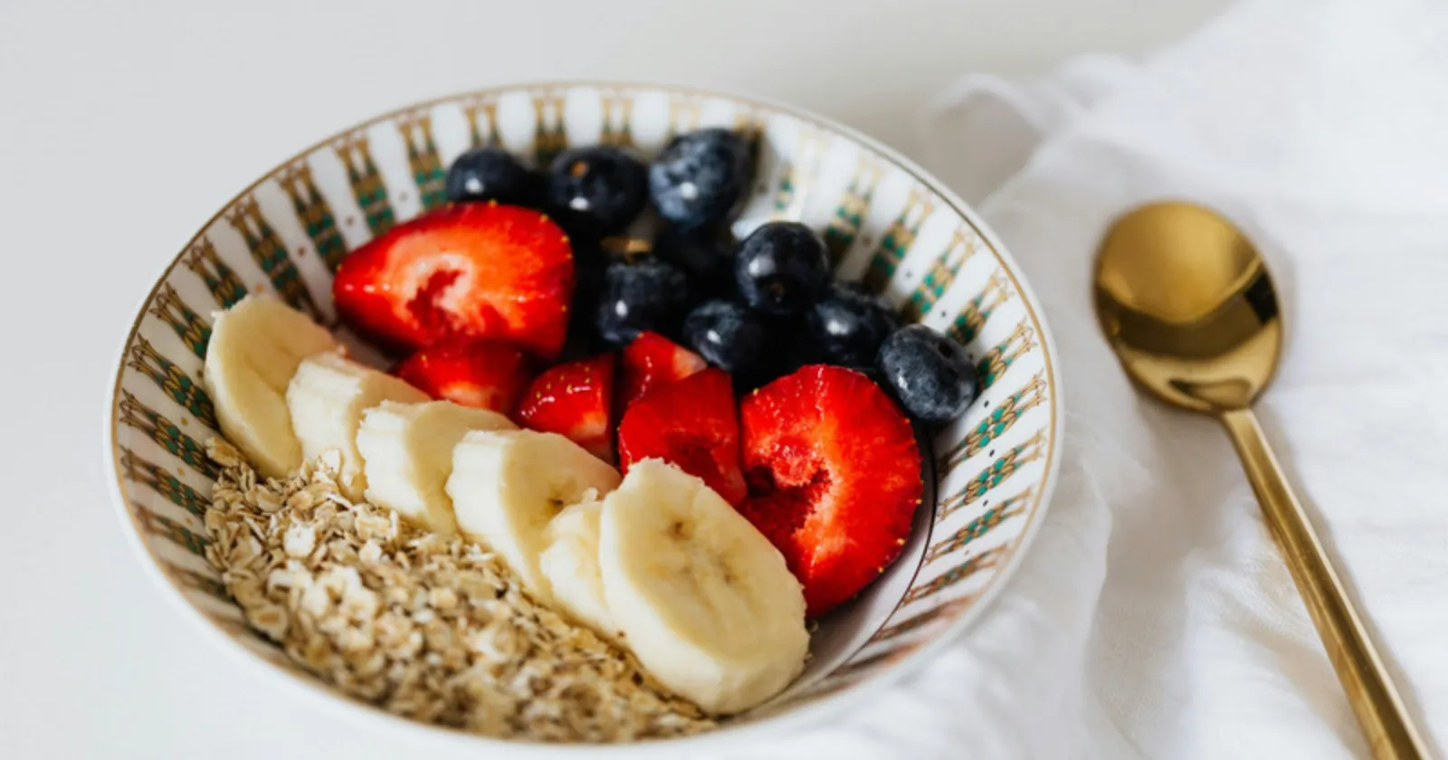 Bol de flocons d'avoine avec banane, fraises et myrtilles