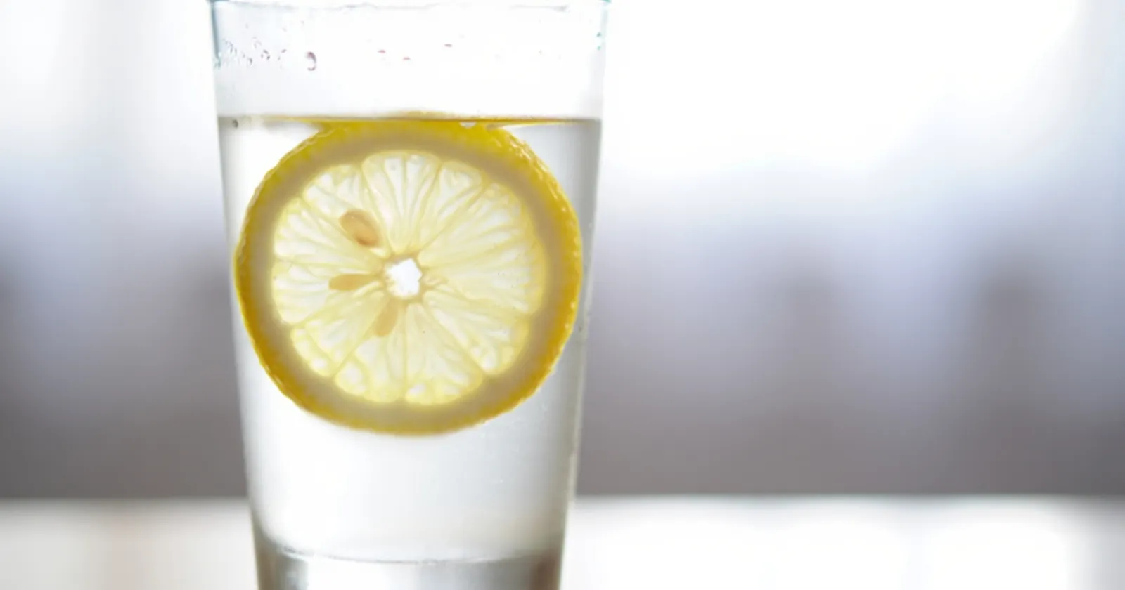 Verre d'eau avec une rondelle de citron, hydratation pendant le jeûne