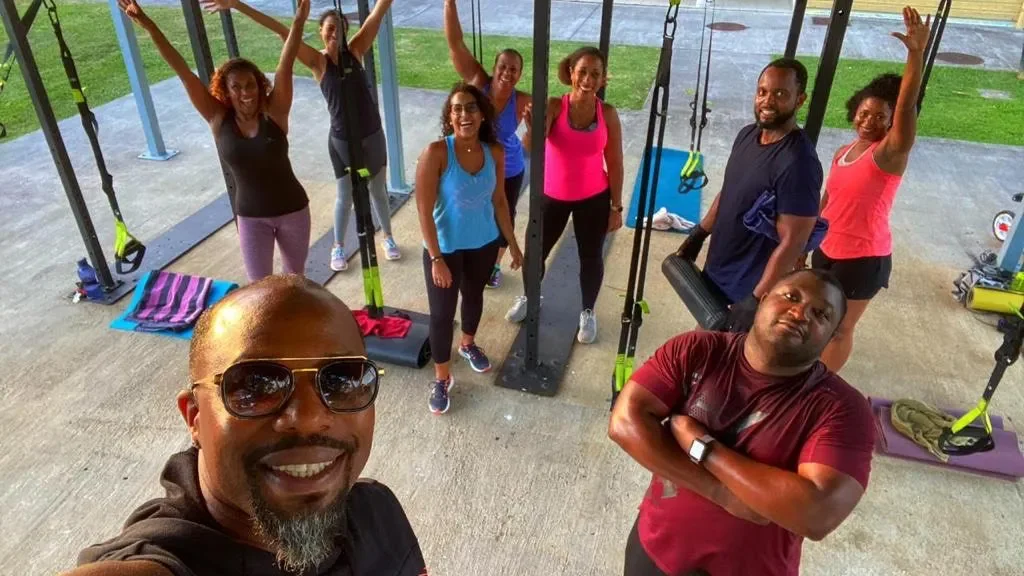 Gino Fidelin en selfie avec son groupe après une séance de TRX