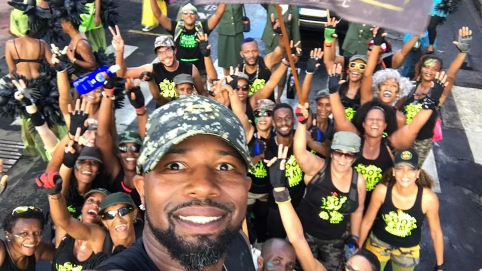 Gino Fidelin et son groupe, souriants et bras levés, lors d’une sortie collective en Martinique