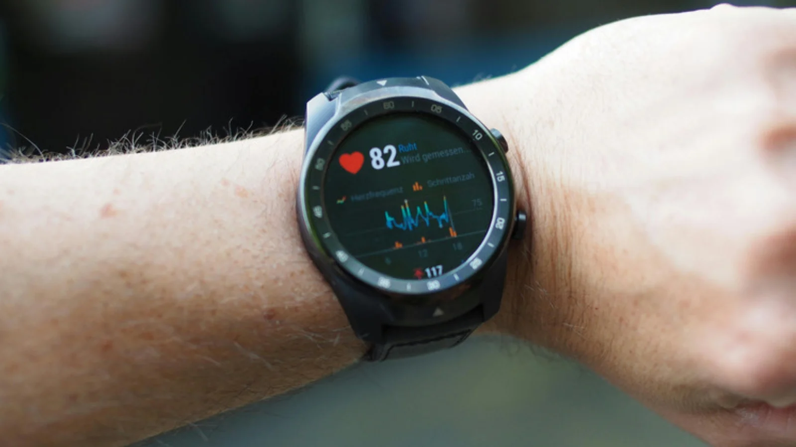 Montre connectée au poignet qui mesure la fréquence cardiaque, avec la courbe du rythme cardiaque à l’écran