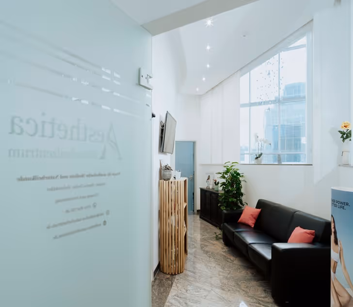Wartebereich im Aesthetica Naturheilzentrum Ulm mit Sitzgelegenheiten für Patientinnen und Patienten