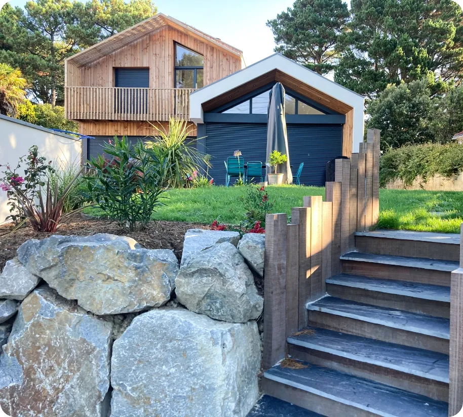 Photo d'une maison design avec beau jardin