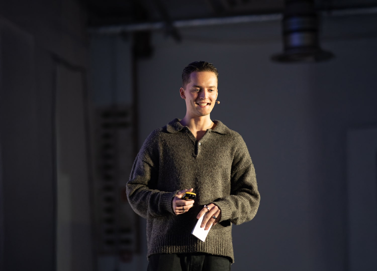 Levi Jäger Co Founder von PCOStudio auf der Bühne von AMZ Hacking Live