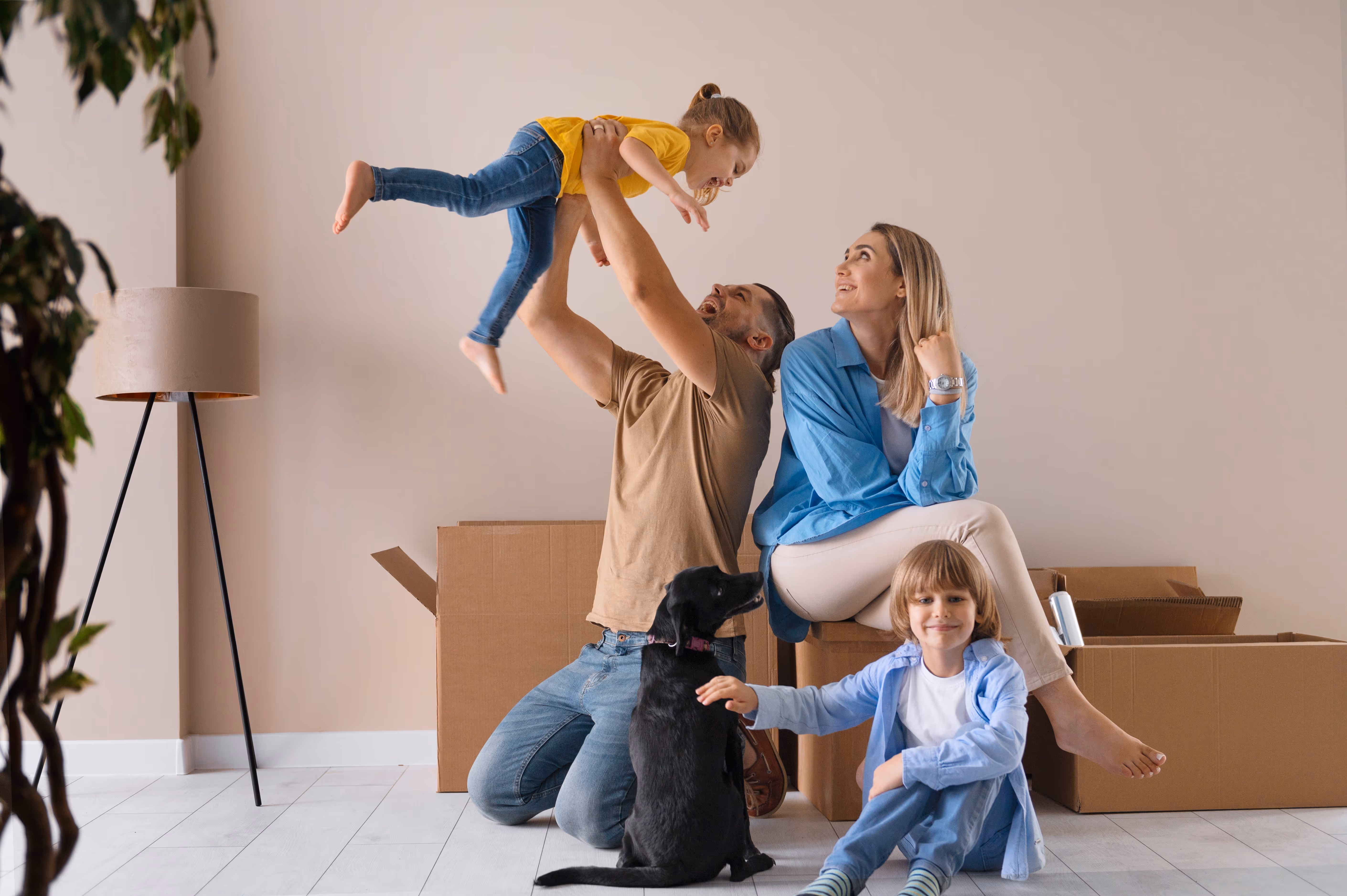 Eine glückliche Schweizer Familie in ihrem neuen Eigenheim, finanziert mit einer günstigen Hypotheke zu guten Konditionen.