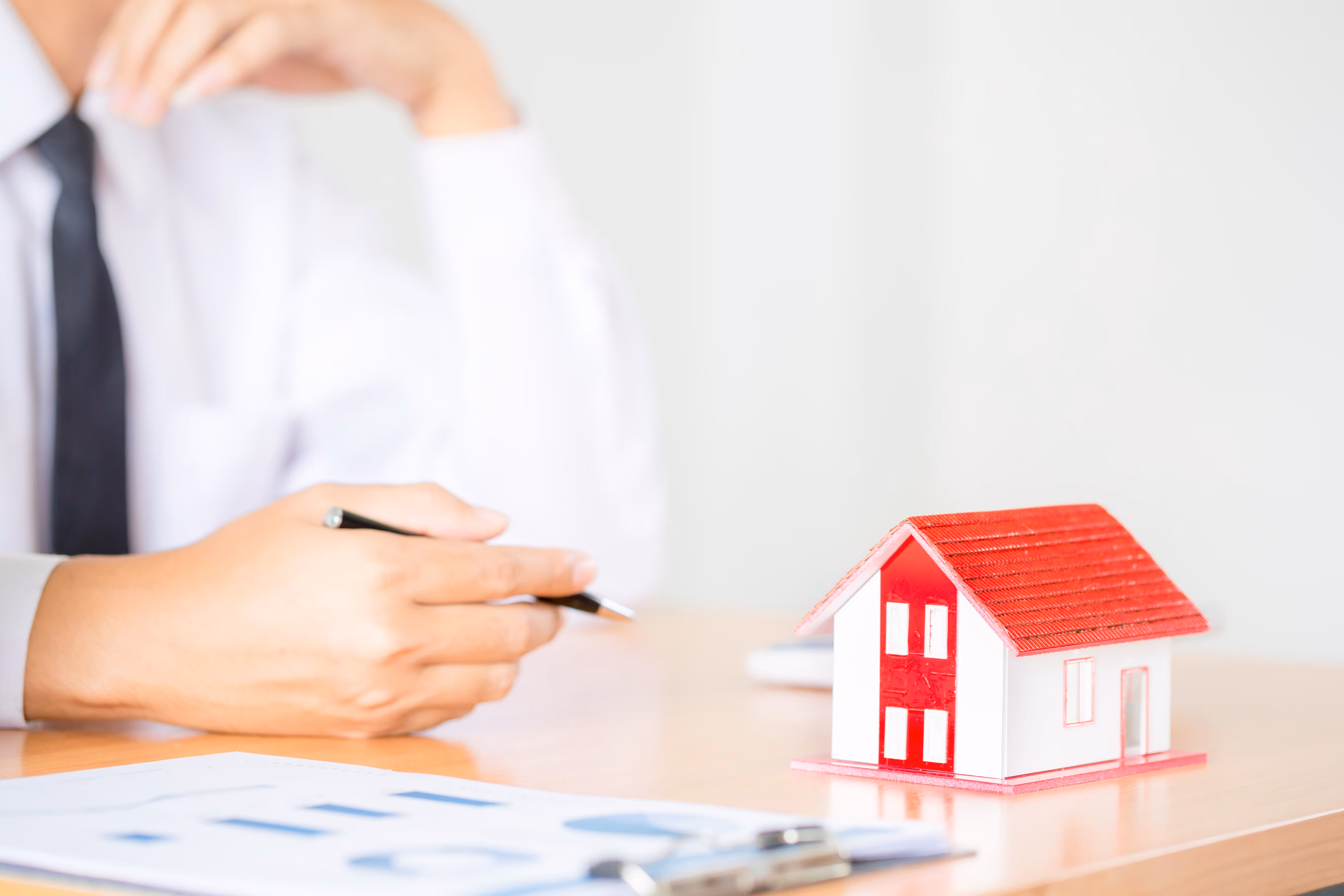 Erfolgreicher Abschluss eines Immobilienkaufs mit einem Immobilienmakler und einem Hypothekarberater aus der Schweiz