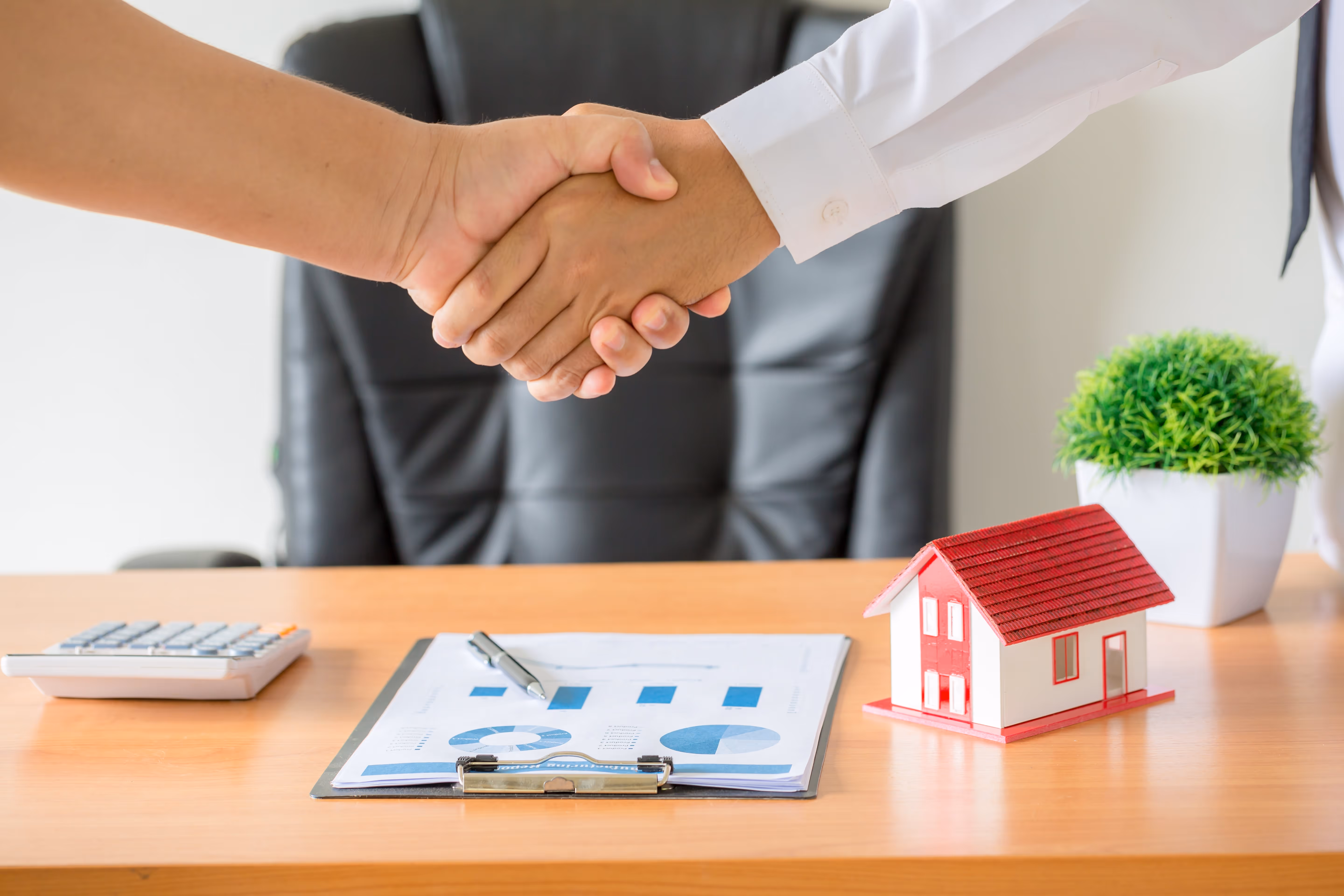 Erfolgreicher Abschluss eines Immobilienkaufs mit einem Immobilienmakler und einem Hypothekarberater aus der Schweiz