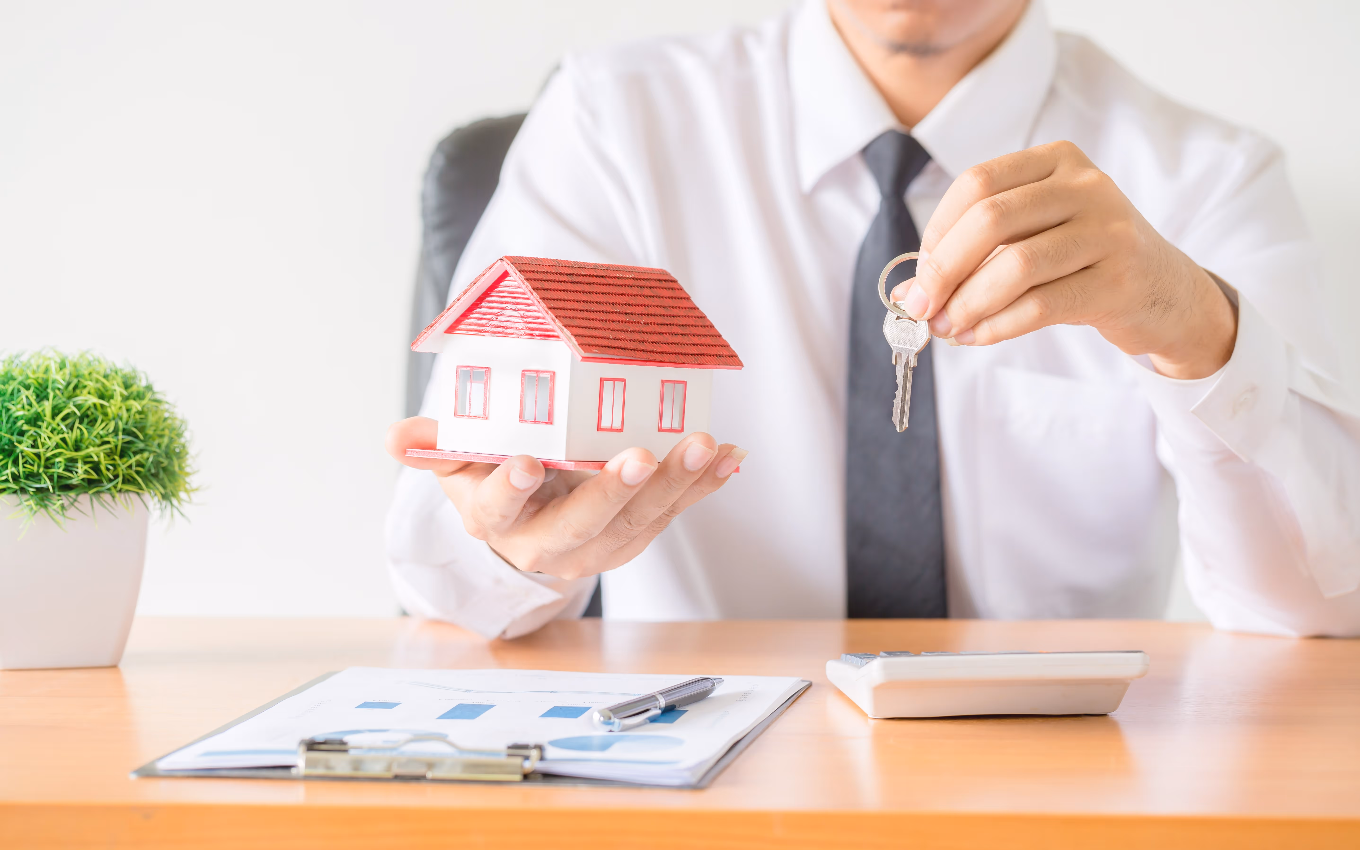 Erfolgreicher Abschluss eines Immobilienkaufs mit einem Immobilienmakler und einem Hypothekarberater aus der Schweiz