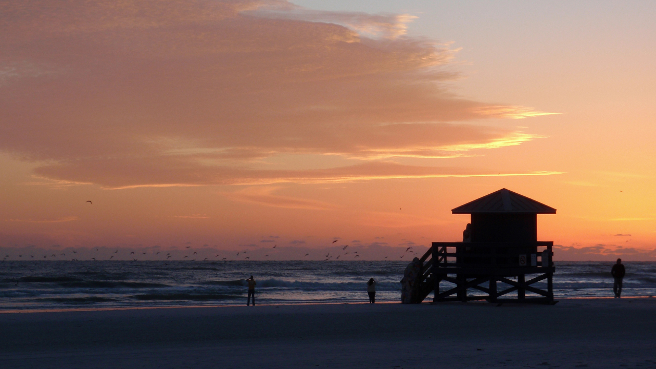 Sunset Over the Gulf Image: Vibrant Siesta Key sunset over the Gulf of America.