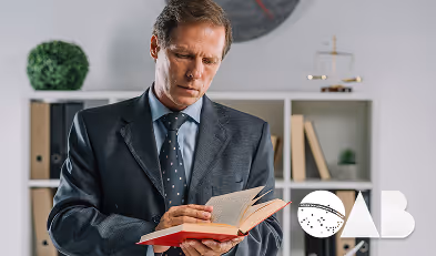 Imagem de um advogado lendo um livro de direito