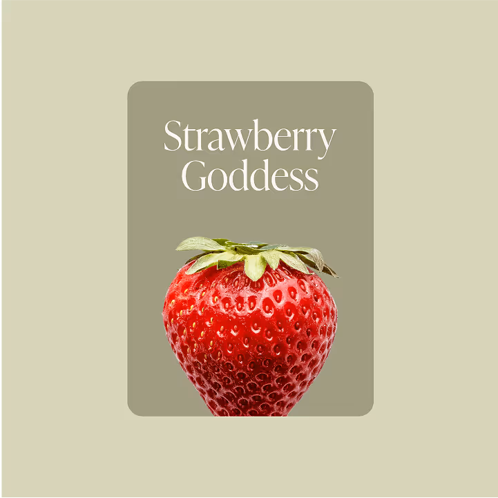 Nahaufnahme einer reifen roten Erdbeere mit dem Text 'Strawberry Goddess' auf grauem Hintergrund.