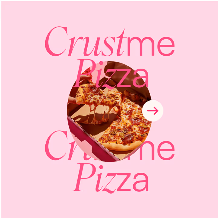 Eine Hand nimmt ein Stück Pizza mit geschmolzenem Käse aus einer offenen Pizzaschachtel.