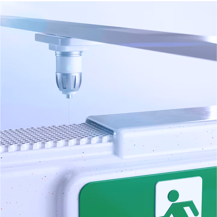 Nahaufnahme einer medizinischen Spritze, die Flüssigkeit in eine Mehrfachprobe injiziert.