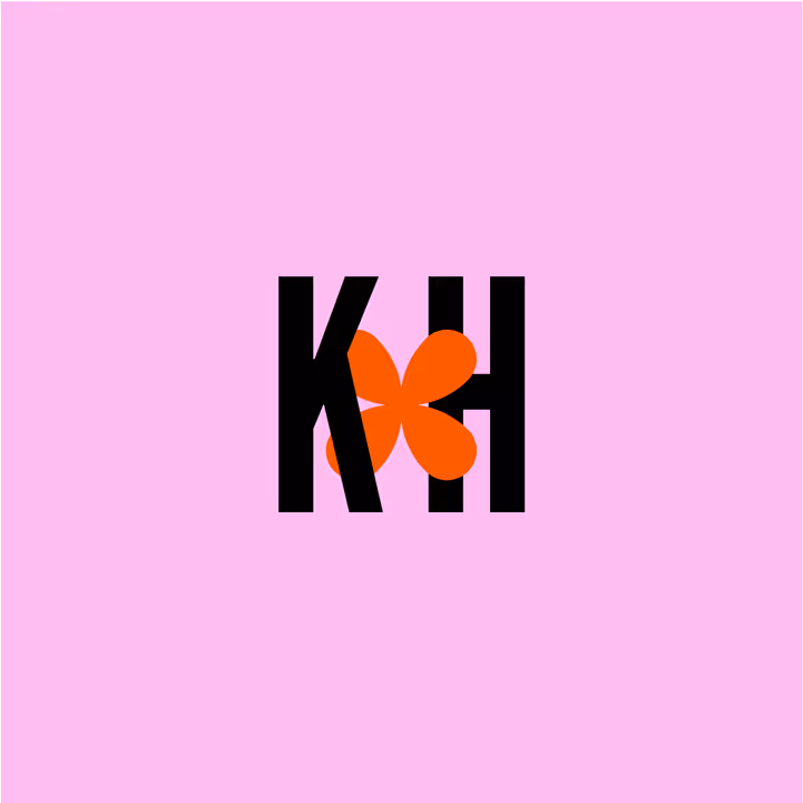 Schwarze Buchstaben K und H mit einer orangefarbenen Blüte in der Mitte auf rosa Hintergrund.