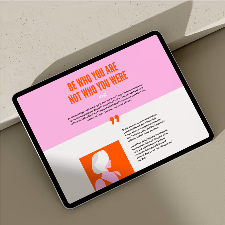 Tablet zeigt eine Seite mit dem Text 'Be who you are not who you were' in Orange auf pinkem Hintergrund und darunter deutschen Text sowie eine stilisierte Illustration einer Person mit weißem Haar auf orangefarbenem Quadrat.