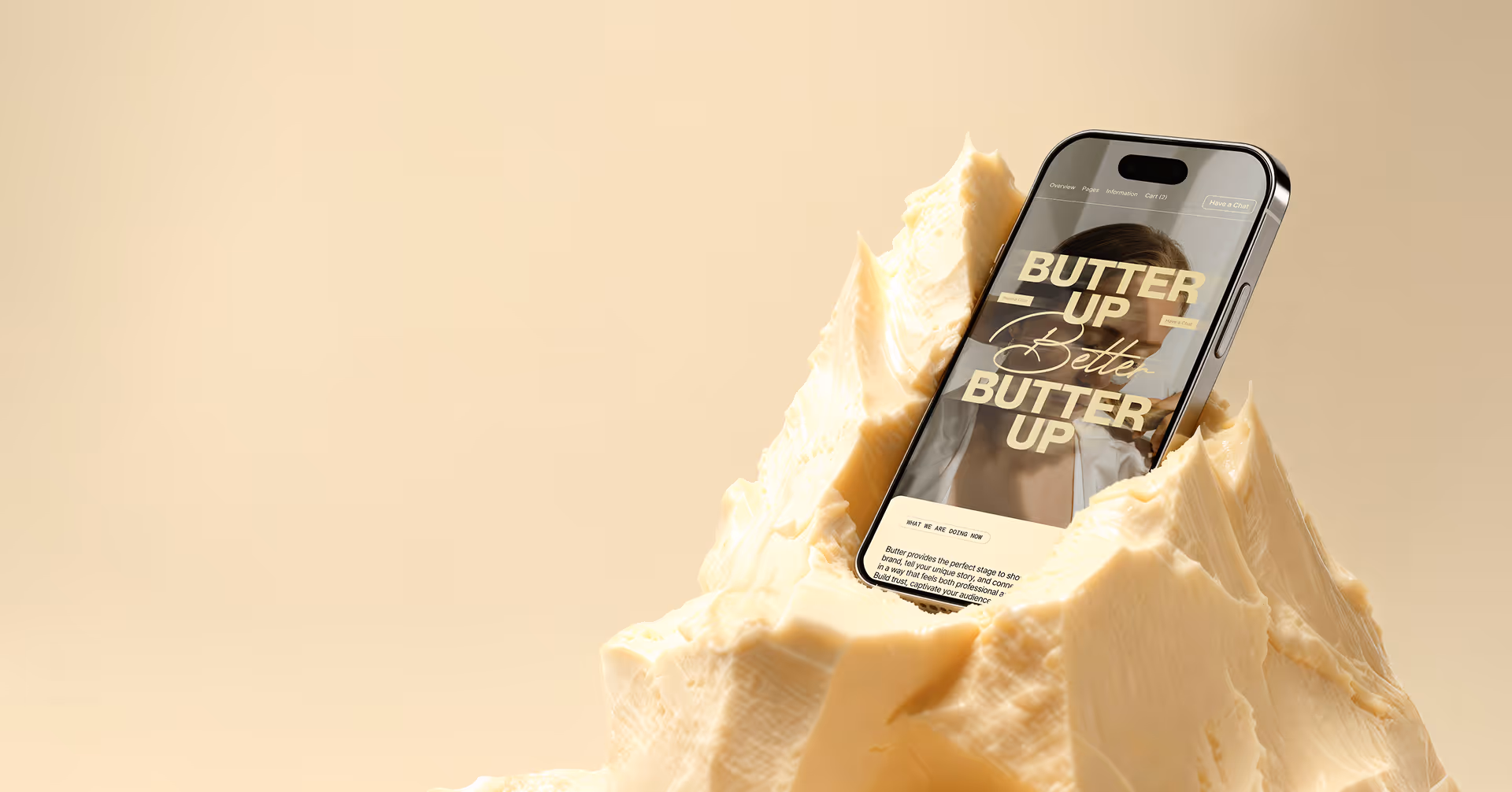 Smartphone mit Website-Text 'Butter Up Better Butter Up' steckt in einem großen Stück Butter.
