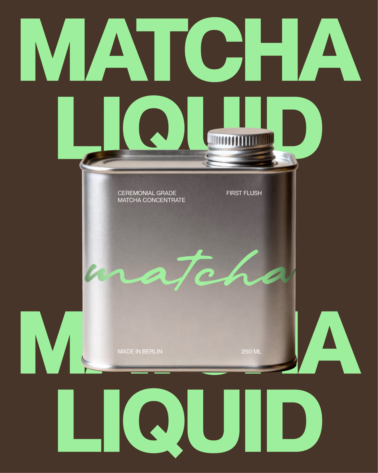 Metallkanister mit Matcha-Konzentratsaufdruck vor grünem Text auf braunem Hintergrund.