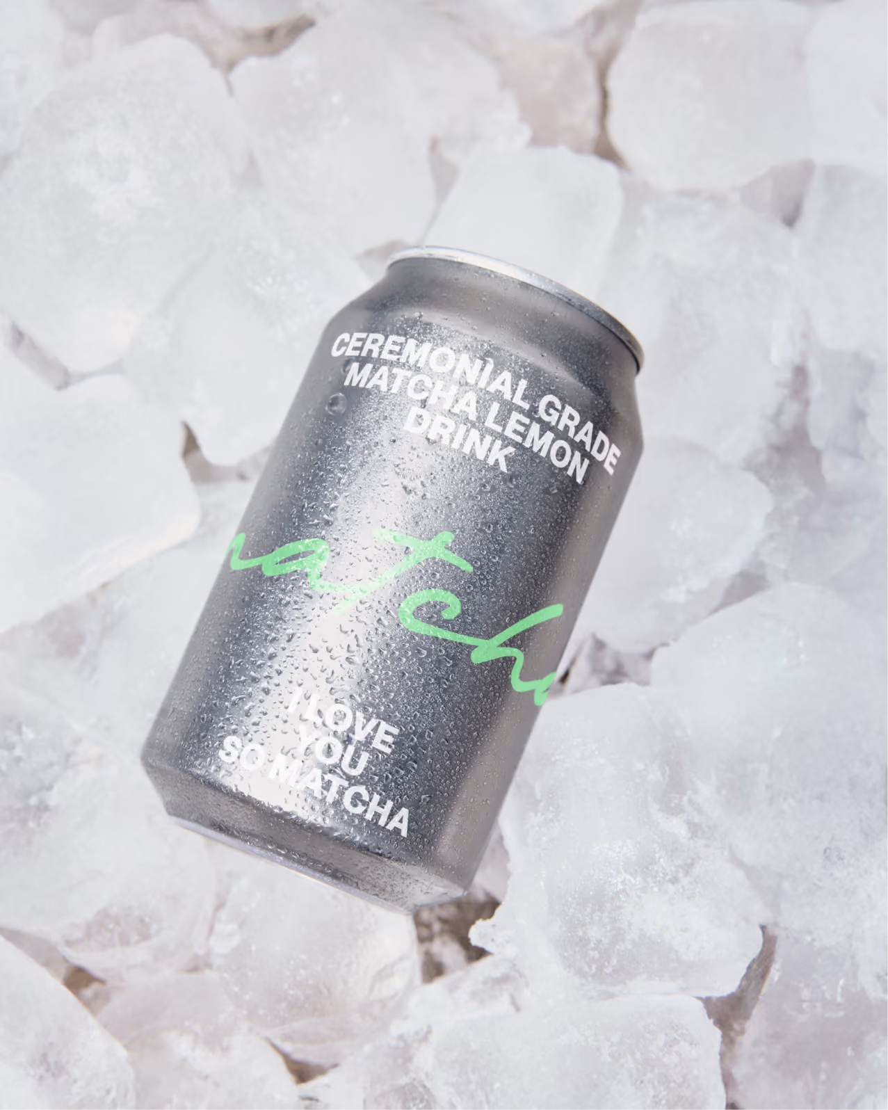 Dose mit Matcha-Zitronen-Getränk auf Eiswürfeln.