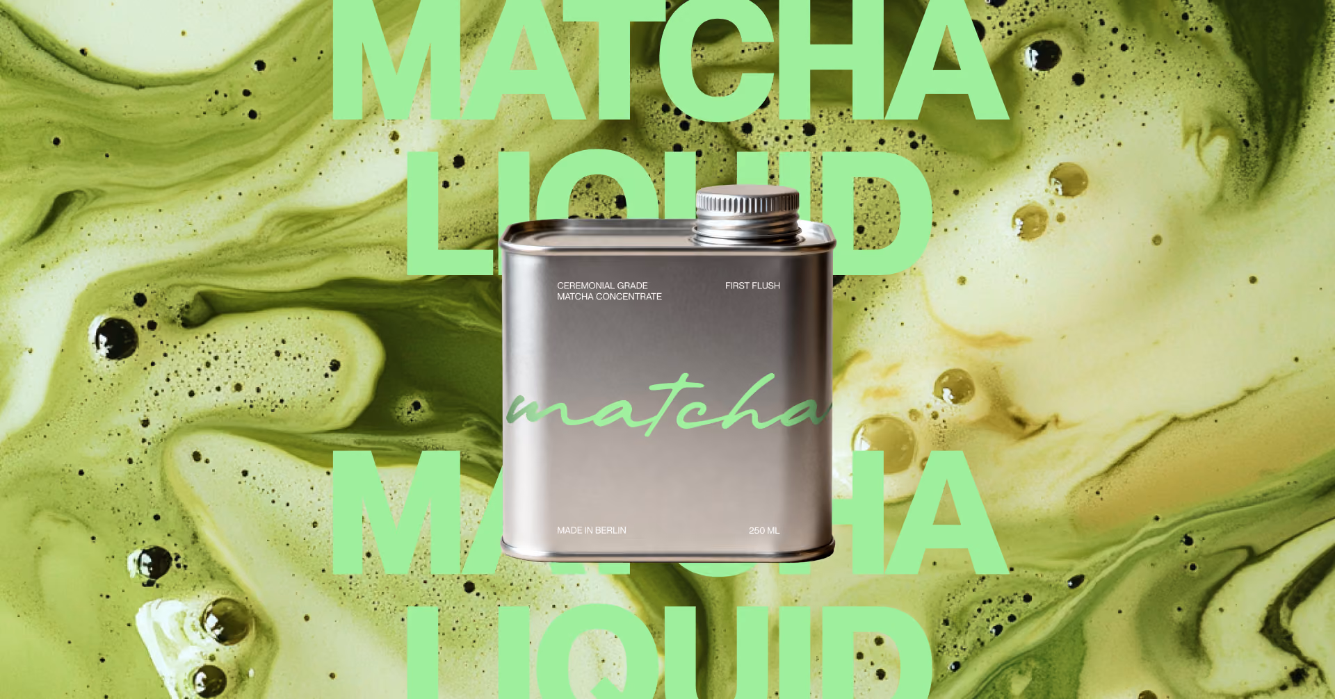 Metallkanne mit Aufschrift Matcha vor grünem, schaumigem Flüssighintergrund.