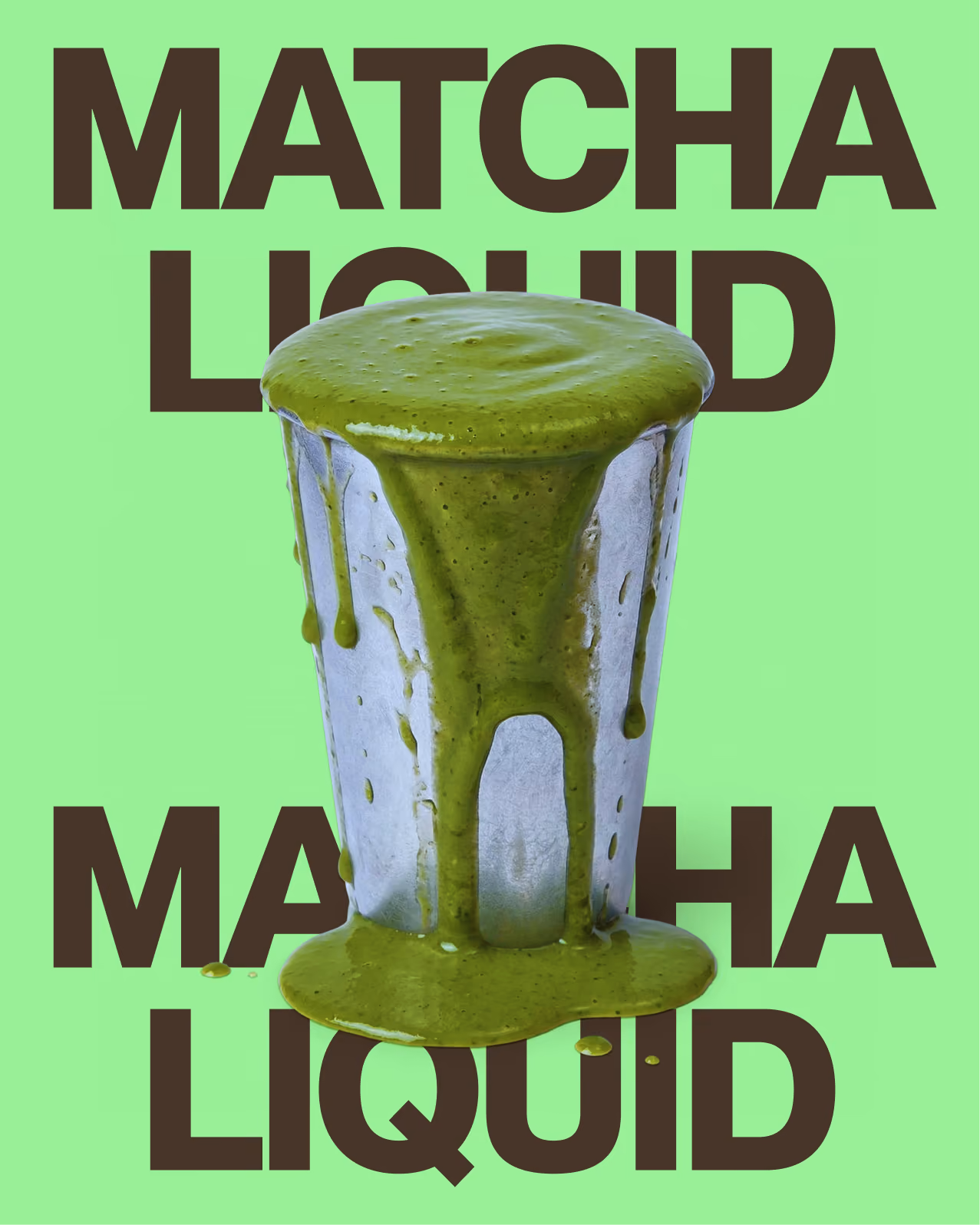 Viskose grüne Matcha-Flüssigkeit tropft über einen Glasbehälter vor hellgrünem Hintergrund.