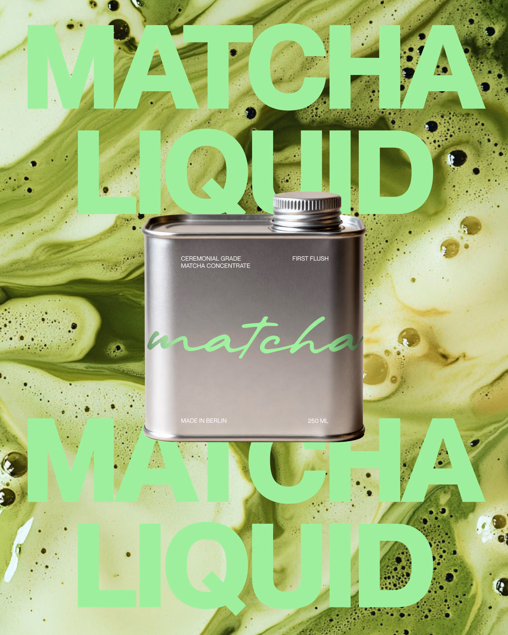 Quadratische silberne Dose mit Aufschrift 'matcha' vor grün marmoriertem Hintergrund.