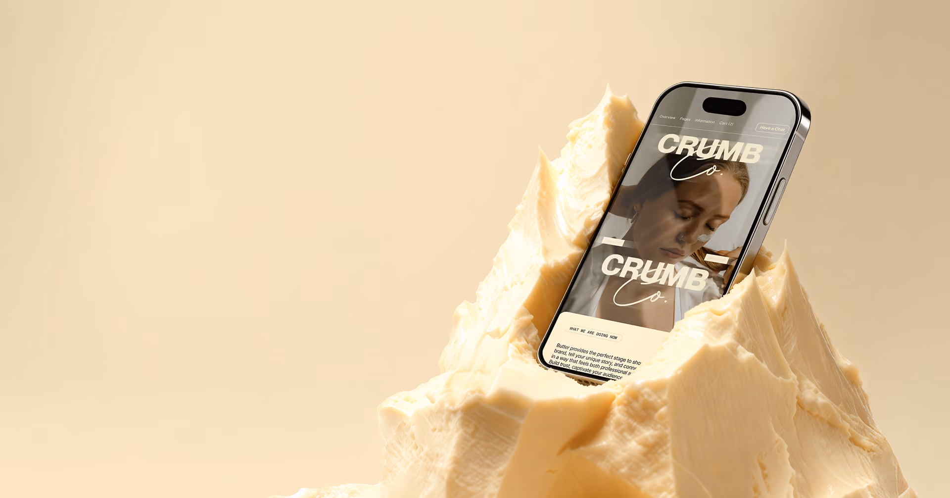Smartphone mit Website-Text 'Butter Up Better Butter Up' steckt in einem großen Stück Butter.