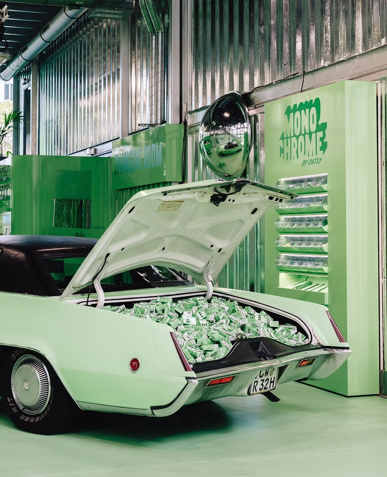 Conveyor Belt mit Oatly-Matcha-Drinks beim Launch-Event in Berlin