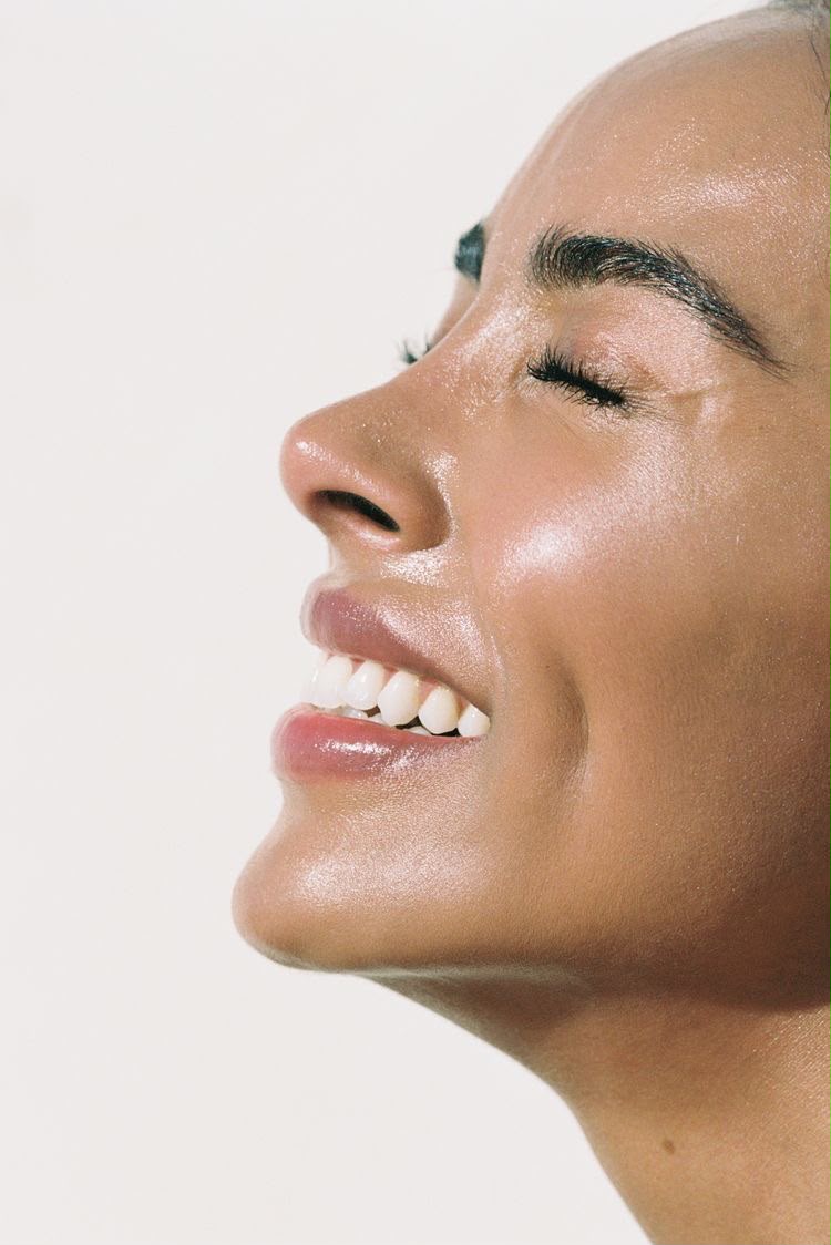 Tratament Hydrafacial și HIFU contur mandibular și gușă