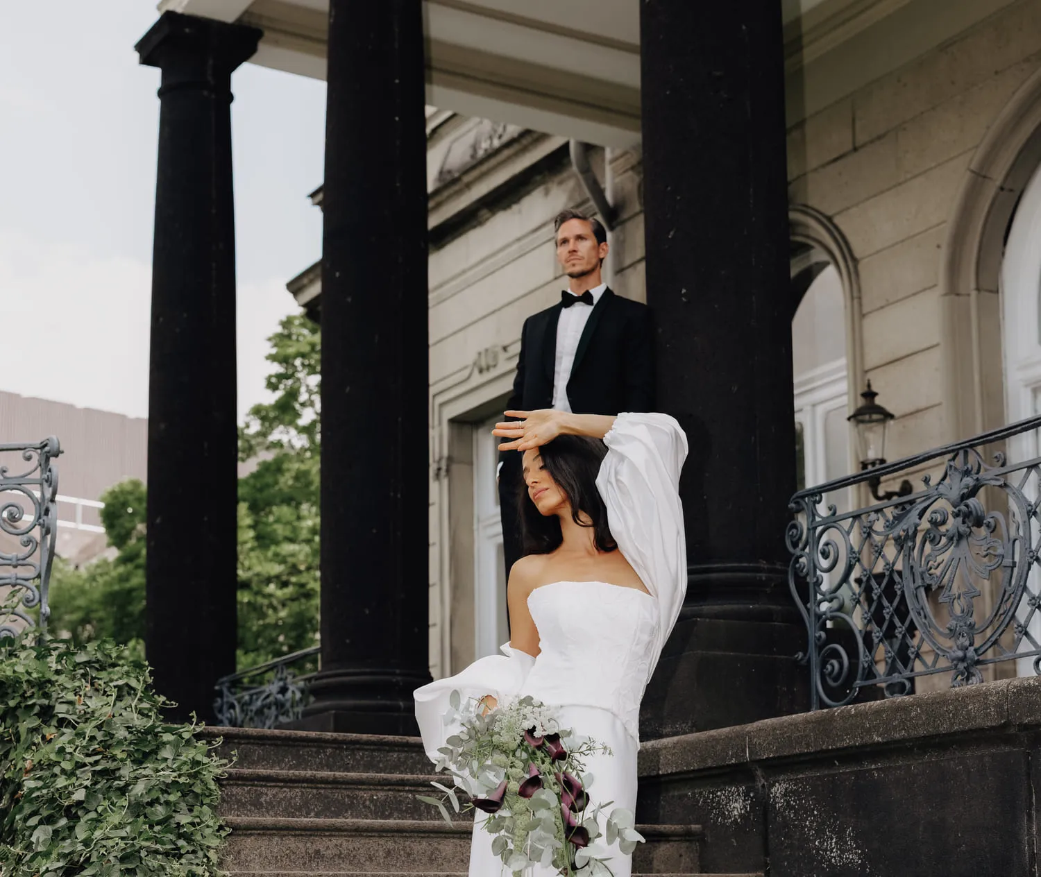 Brautpaar teilt einen intimen Moment während ihrer Hochzeit