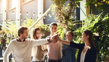 teambuilding outdooractiviteit collega's lente