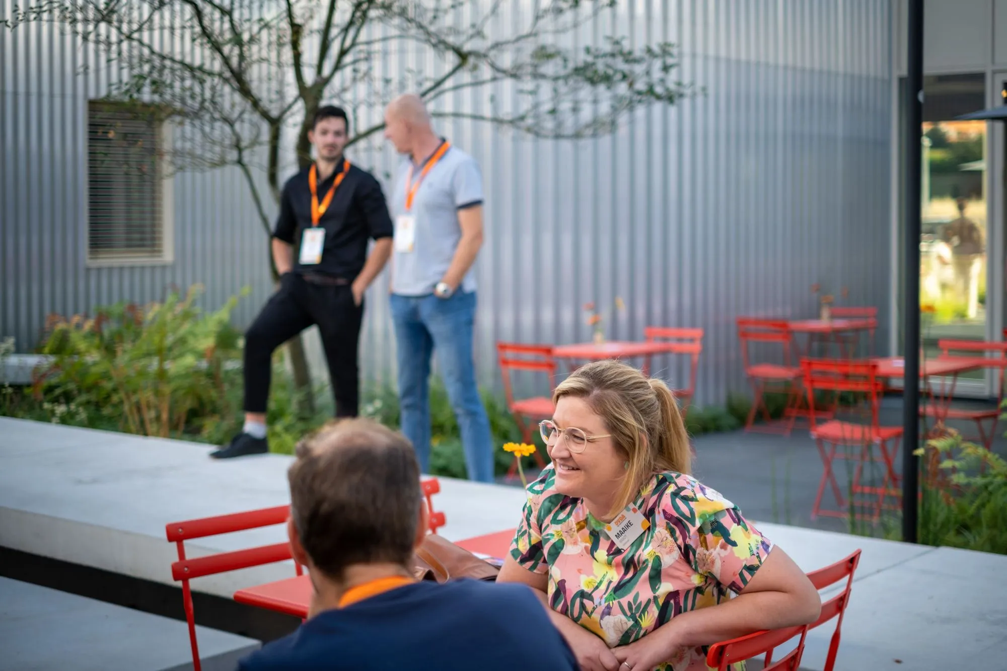 Eventteam en leveranciers in gesprek tijdens de voorbereiding van een bedrijfsevenement.