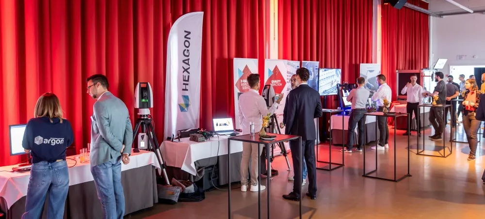 Gasten die netwerken tijdens bedrijfsevent met standen en informele setting