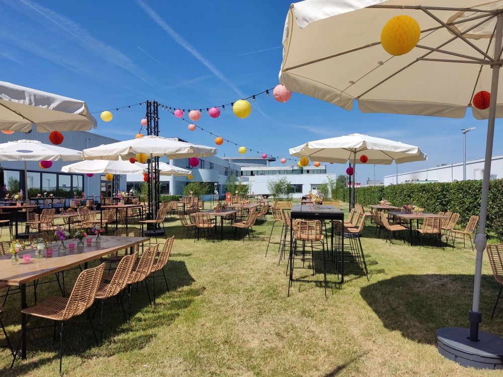 eventlocatie met outdoor opstelling en ontvangstzone voor gasten bij bedrijfsevent