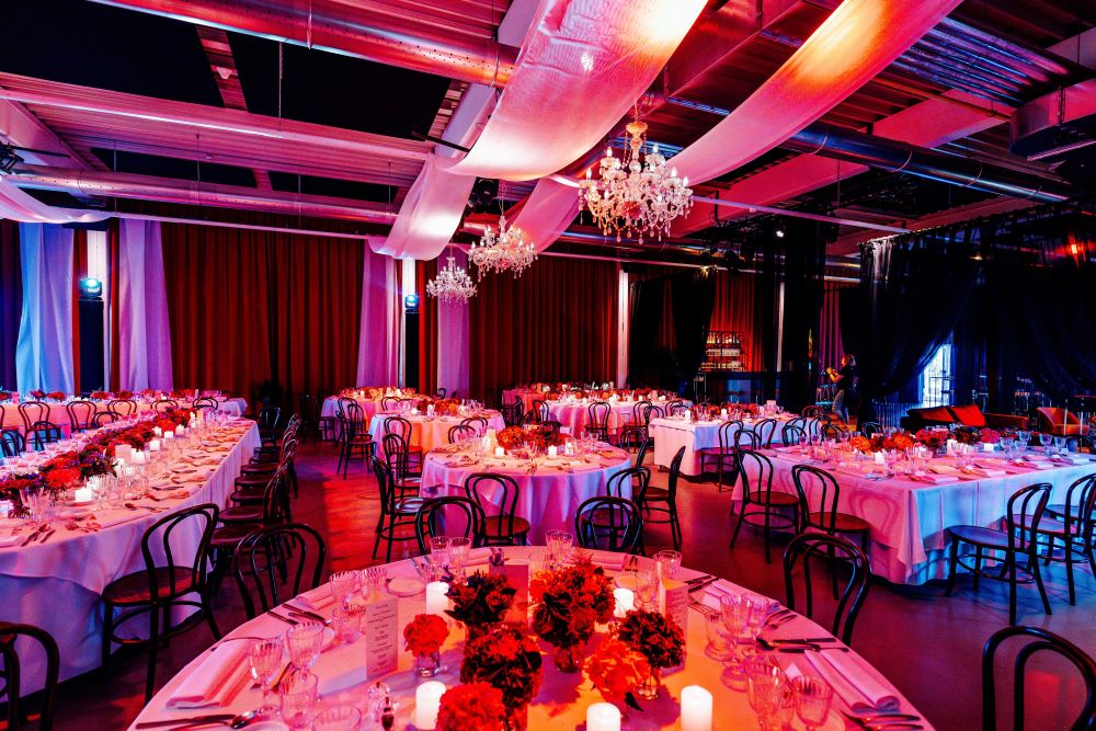 Sfeervolle eventzaal met gedekte tafels en verlichting voor bedrijfsevenement