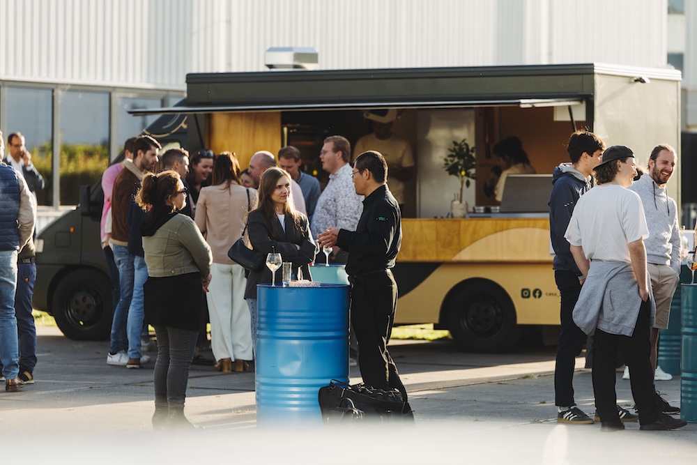 Gasten netwerken en genieten van foodtruck catering op bedrijfsevenement
