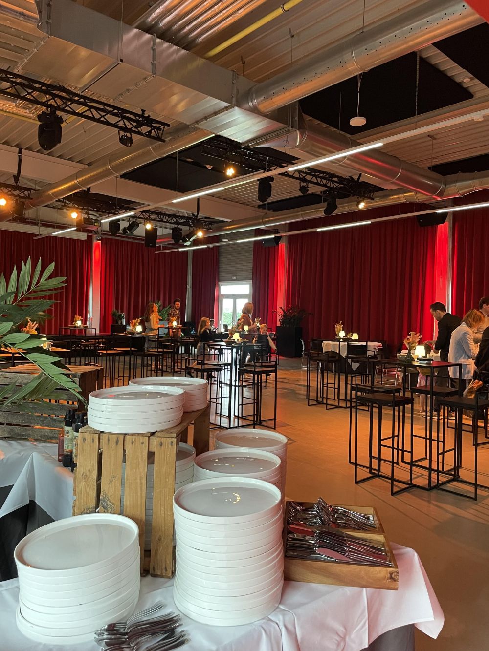 Buffetopstelling met borden en bestek voor catering op bedrijfsevenement