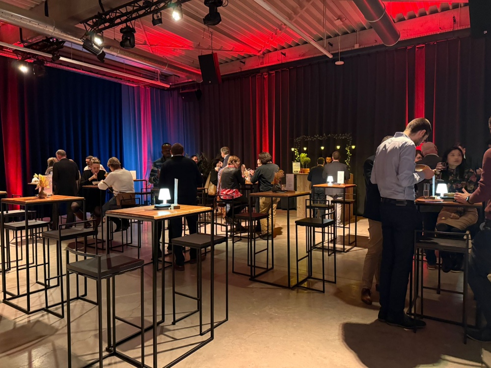 Bezoekers in gesprek bij stands tijdens zakelijk netwerkevent