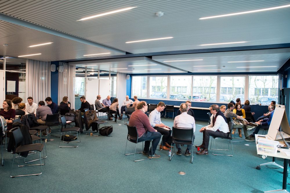 Gasten starten gesprekken in kleine groepen tijdens netwerkmoment op bedrijfsevenement