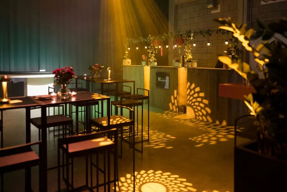 Informele bar setting waar gasten gesprekken starten tijdens business event