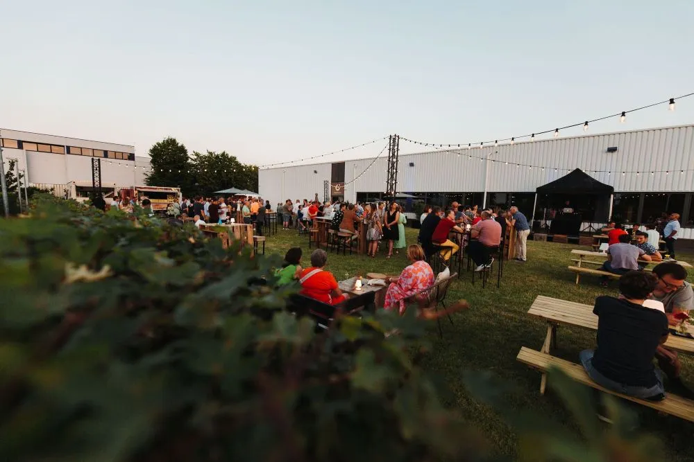 Bezoekers verspreid over verschillende zones tijdens outdoor bedrijfsevenement met vlotte doorstroom